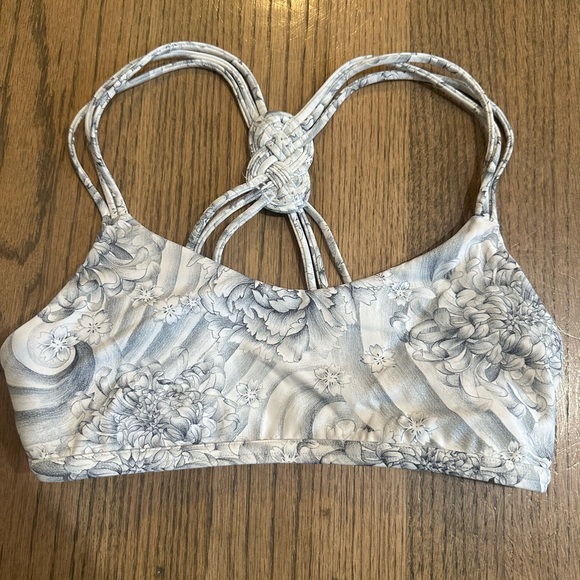 Lululemon Love Knot Bra-Size 4 - Picture 5 of 8